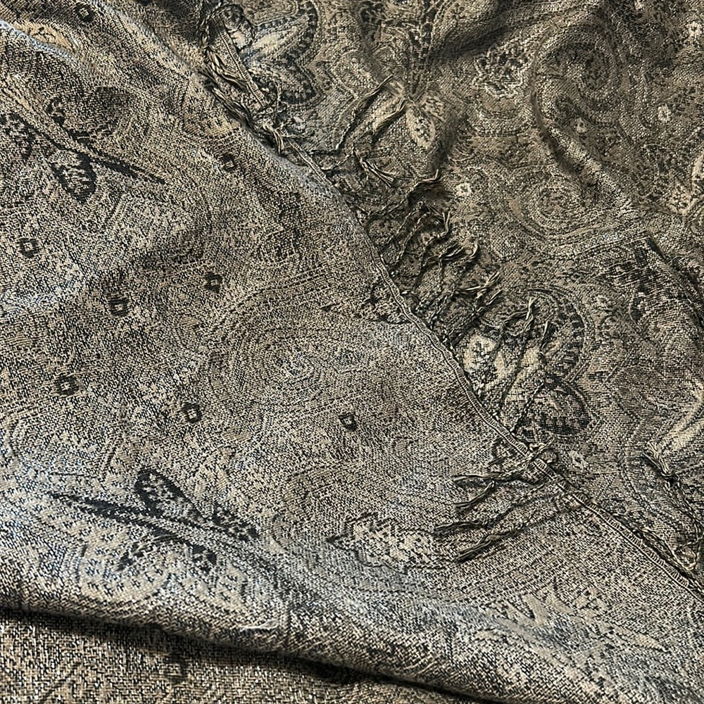 Gorgeous Shawl- 5ft in length!